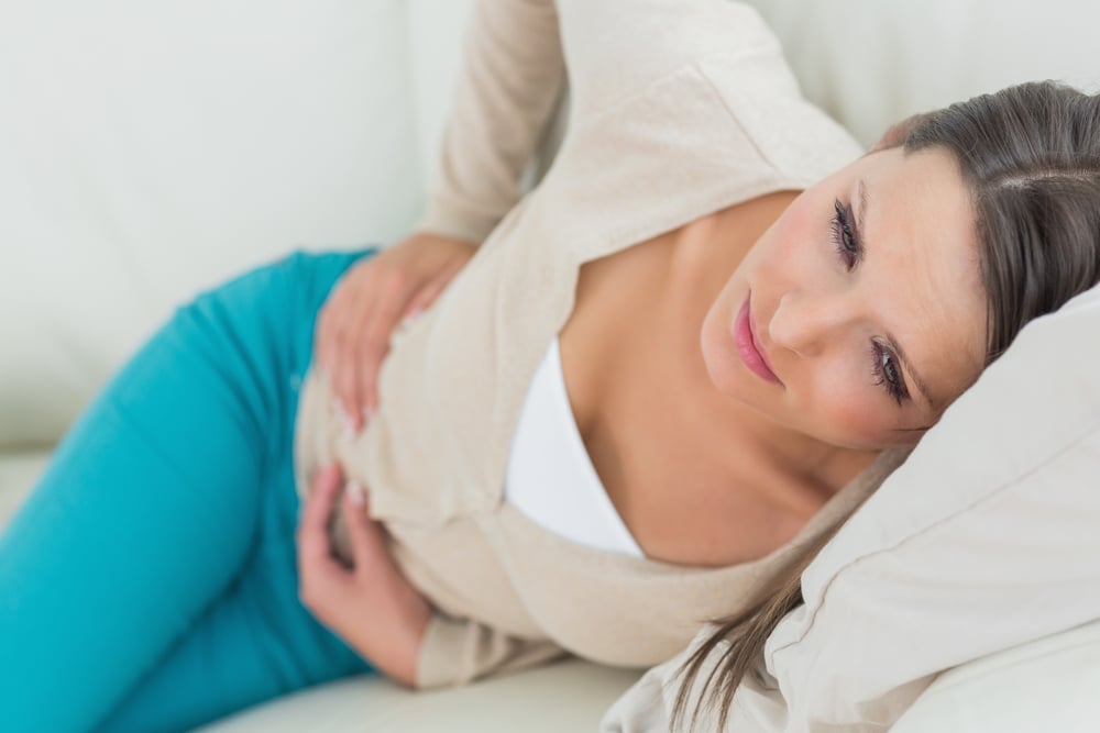 mujer con cólicos menstruales fuertes